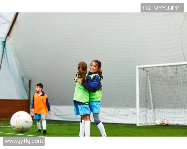 小球童与足球明星的梦幻邂逅与成长故事